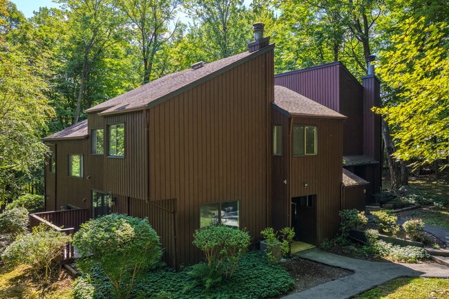 property at 4 Aspen Ct