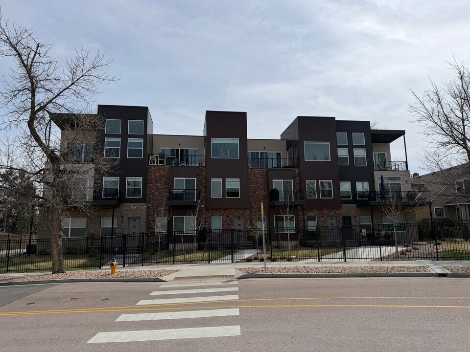 1746 Creek Edge Vw in Colorado Springs, CO - Foto de edificio