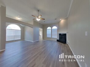 1403 Lost Creek Dr in Desoto, TX - Foto de edificio - Building Photo