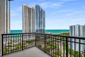 Marina del Sol in Sunny Isles Beach, FL - Building Photo - Building Photo