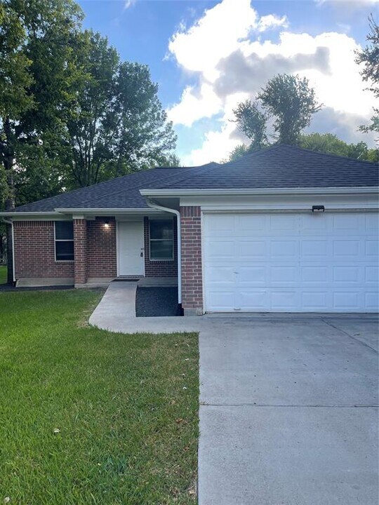12540 Lake Conroe Hills Dr in Willis, TX - Building Photo