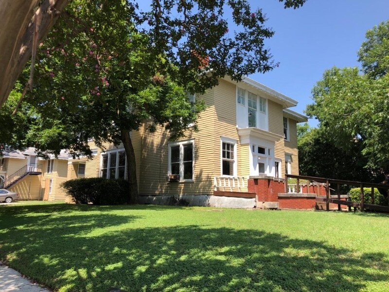 618 N 16th St in Waco, TX - Foto de edificio