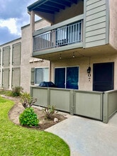 24518 Nicklaus Dr, Unit 7 in Santa Clarita, CA - Building Photo - Building Photo
