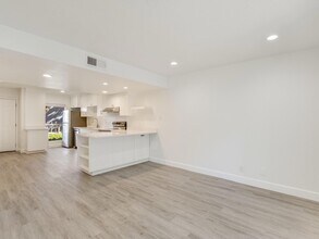 3816 Southway Dr, Unit 104 in Austin, TX - Foto de edificio - Building Photo