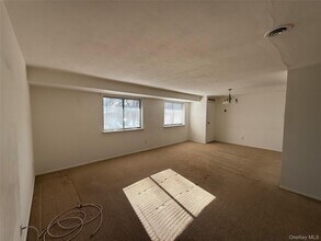 55 Pinebrook Pl in Bay Shore, NY - Building Photo - Building Photo