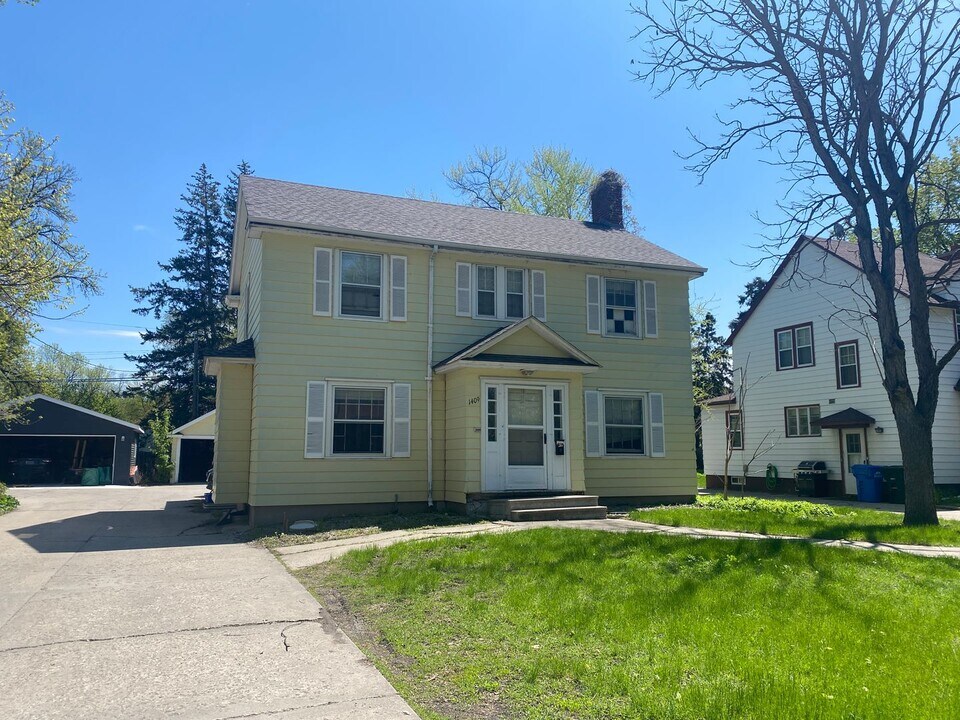 1409 S University Dr in Fargo, ND - Building Photo