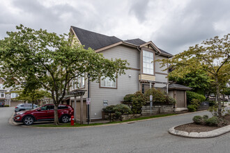 Hillcrest Place in Surrey, BC - Building Photo - Building Photo