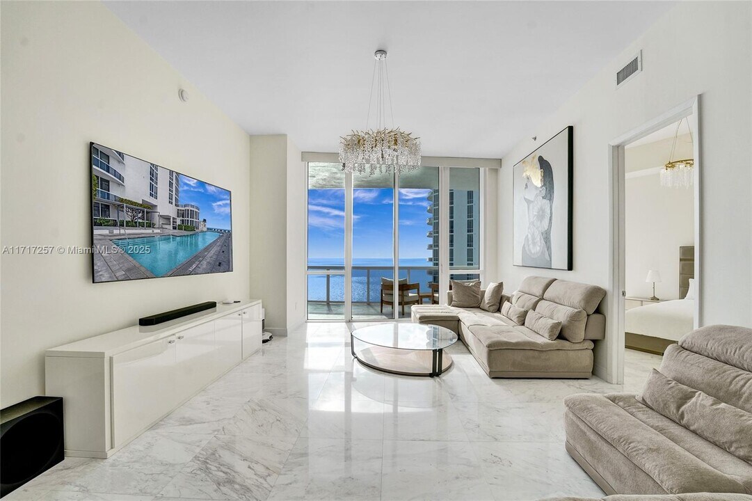 16001 Collins Ave, Unit 3507 in Sunny Isles Beach, FL - Foto de edificio