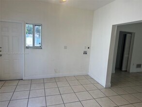 621 NW 23rd Pl-Unit -A in Miami, FL - Building Photo - Building Photo