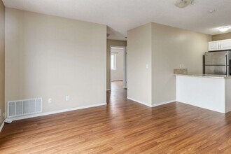 Oxford Apartments in Edmonton, AB - Building Photo - Building Photo