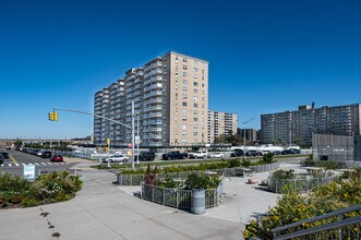 Dayton Towers West III in Far Rockaway, NY - Foto de edificio - Building Photo