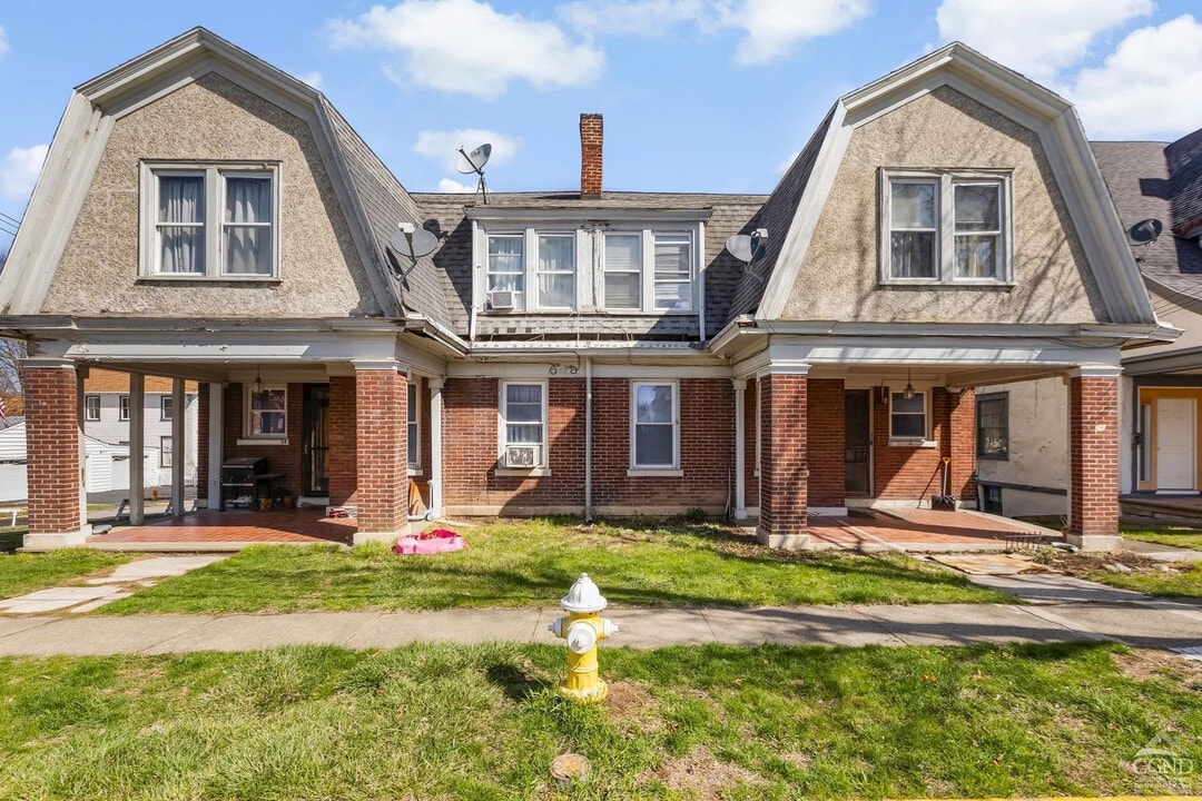 28 Parkwood Blvd in Hudson, NY - Building Photo