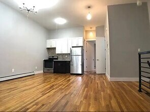 92 Harman St, Unit 2 in Brooklyn, NY - Foto de edificio - Building Photo