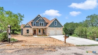 105 Chesterfield Dr in Kingsland, TX - Building Photo