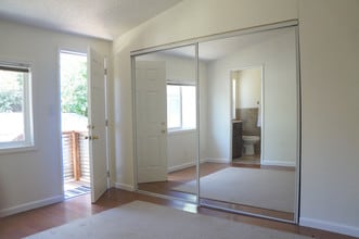 989 45th St in Oakland, CA - Foto de edificio - Building Photo