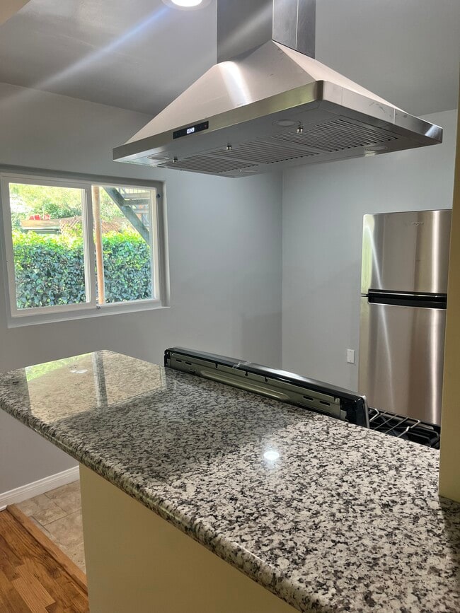 1391 N Altadena Dr, Unit B in Pasadena, CA - Foto de edificio - Building Photo