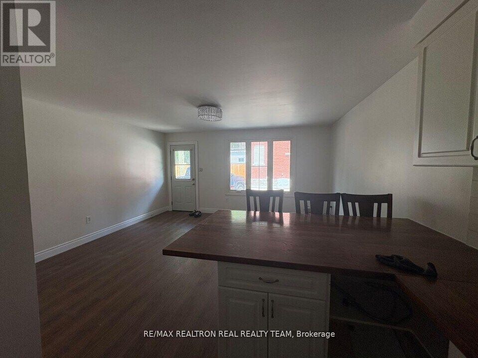 1129 Cannon St E in Hamilton, ON - Building Photo