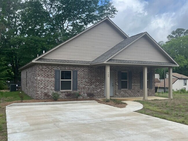 709 George Ave in Tupelo, MS - Foto de edificio - Building Photo