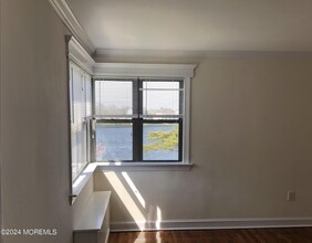 304 Deal Lake Dr in Asbury Park, NJ - Foto de edificio - Building Photo