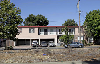 9301 Bancroft Ave in Oakland, CA - Building Photo - Building Photo