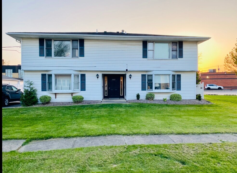 1365 Pierce Ave, Unit #1 in North Tonawanda, NY - Building Photo