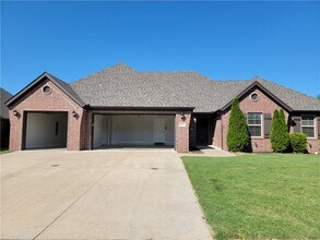 1053 Tarah Knolls Cir in Centerton, AR - Foto de edificio - Building Photo