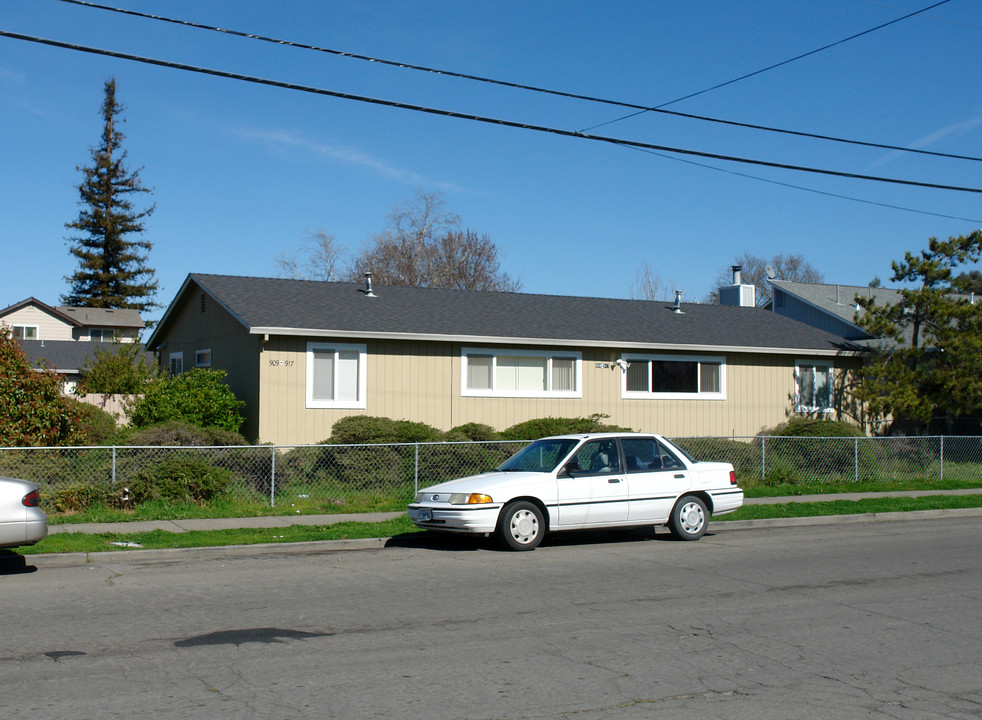 909-917 Delport Ave in Santa Rosa, CA - Building Photo