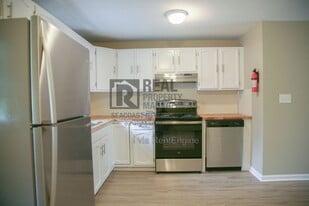 11 Hickey St in Rochester, NH - Building Photo