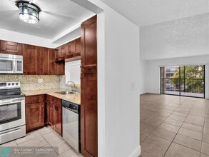 6475 W Oakland Park Blvd in Lauderhill, FL - Building Photo - Building Photo