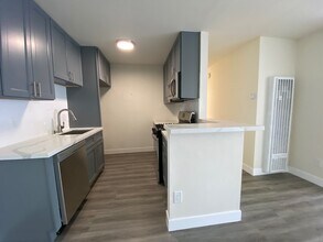 6943 Hazeltine Ave in Los Angeles, CA - Building Photo - Building Photo