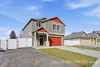 1111 Hilltop Ave NE in Quincy, WA - Building Photo - Building Photo