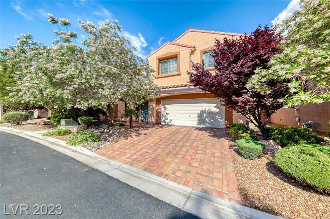 1012 Bonitos Suenos St in Las Vegas, NV - Building Photo