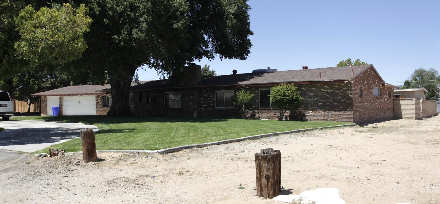 21398 Pine Ridge Ave in Apple Valley, CA - Building Photo