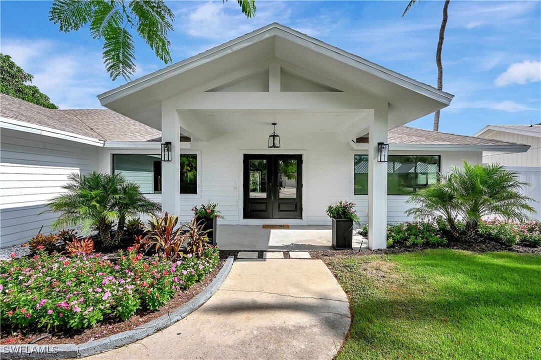 2201 Longboat Dr in Naples, FL - Building Photo
