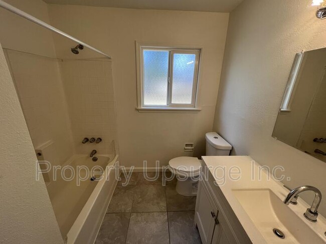 945 De Moll Dr in Redding, CA - Building Photo - Building Photo