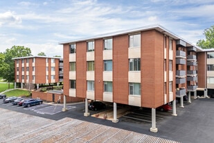 Queens Tower Condominium in Charlotte, NC - Building Photo