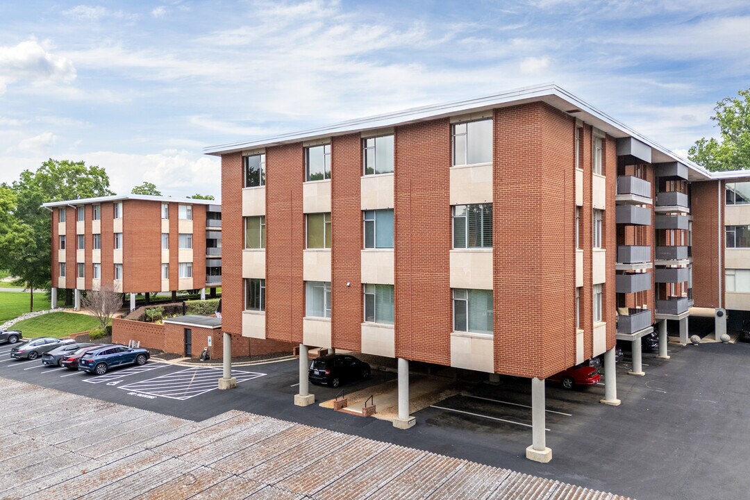 Queens Tower Condominium in Charlotte, NC - Building Photo