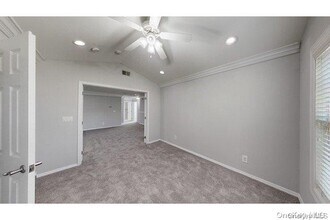 159 Overlook Dr in Farmingville, NY - Foto de edificio - Building Photo