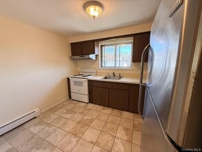 95 Graywood Rd in Port Washington, NY - Building Photo - Building Photo