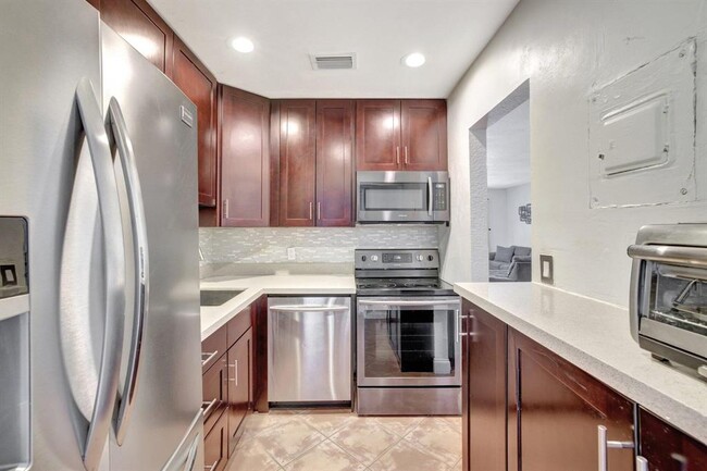 2400 NE 33rd Ave, Unit 211 in Fort Lauderdale, FL - Building Photo - Building Photo