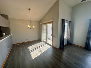 1872 Middlebury Dr in Aurora, IL - Building Photo - Building Photo