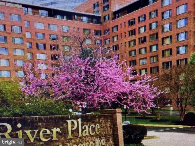 property at 1021 Arlington Blvd