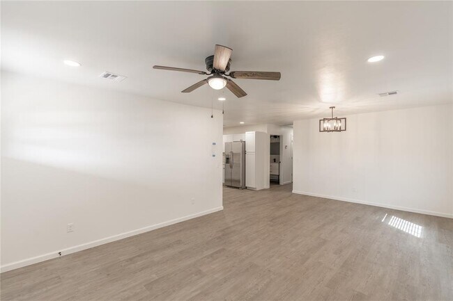 566 Parkhill Cir in Newcastle, OK - Foto de edificio - Building Photo