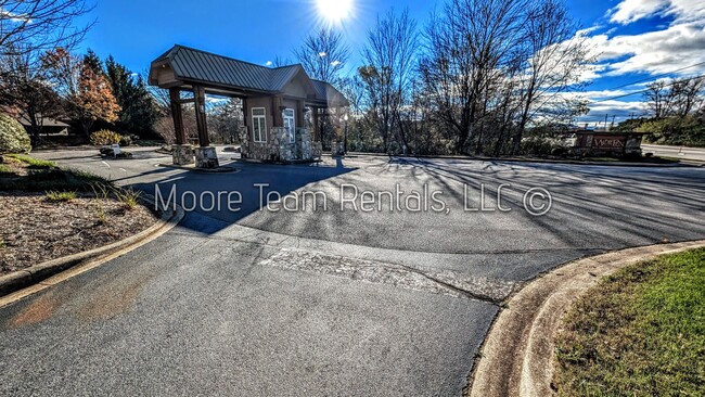 1702 Deermouse Way in Hendersonville, NC - Foto de edificio - Building Photo