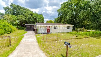 4401 N 72nd St in Tampa, FL - Building Photo