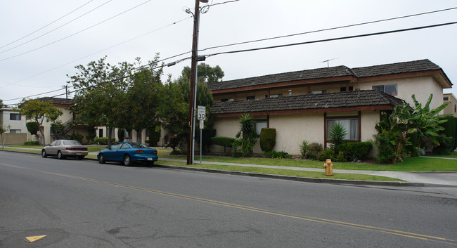 16142 Parkside Ln in Huntington Beach, CA - Foto de edificio - Building Photo