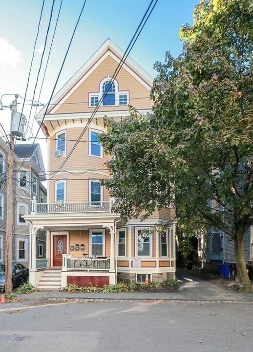 11 E Milton Rd, Unit 3 in Brookline, MA - Building Photo
