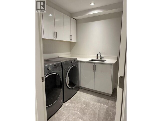 12xx Fulton Ave in West Vancouver, BC - Building Photo - Building Photo