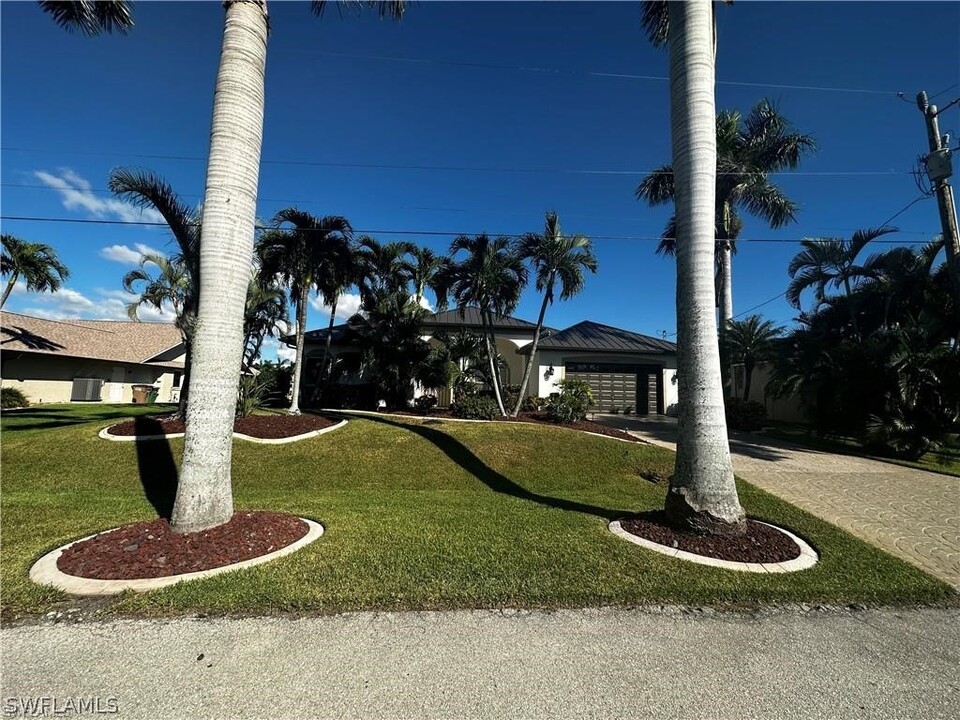 5209 SW 25th Pl in Cape Coral, FL - Foto de edificio