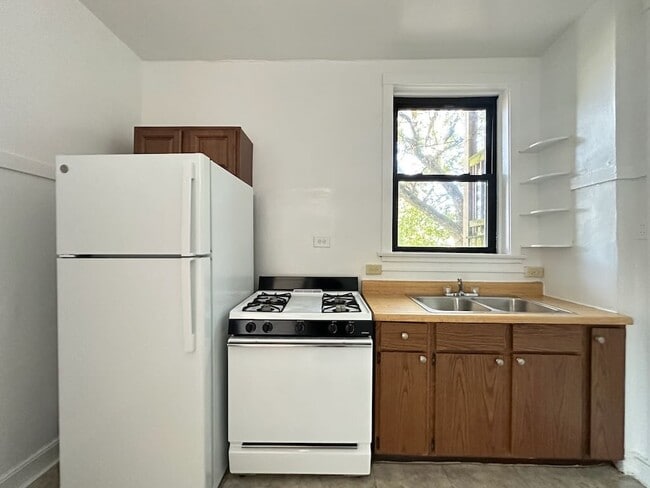 2424 N Sawyer Ave in Chicago, IL - Building Photo - Building Photo